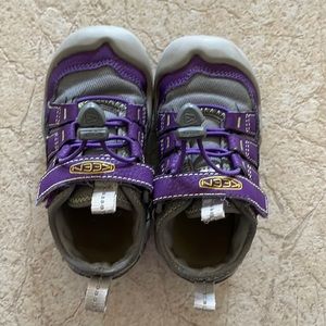 KEEN Unisex-Child Knotch Hollow Comfortable Sneaker. Size 9. Tillandsia Purple